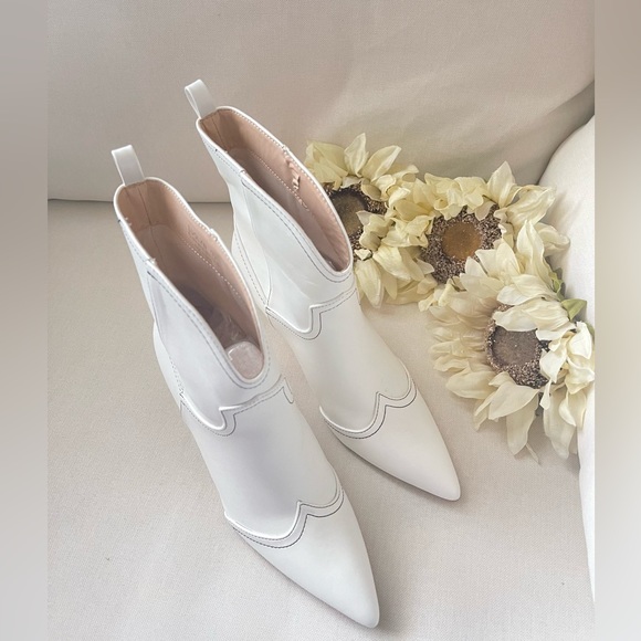 NWT Lulu’s White Boots - Picture 3 of 13